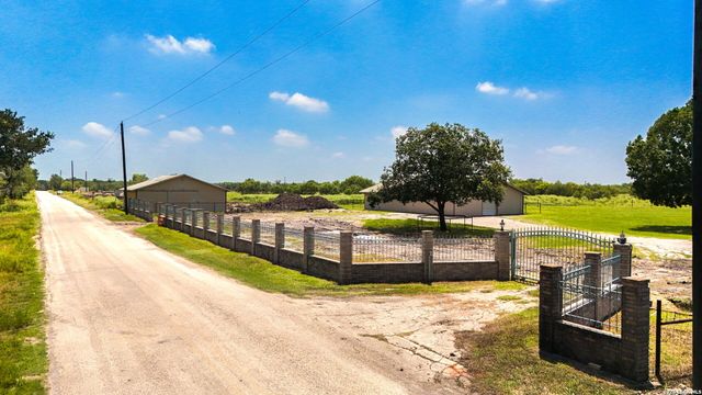 166 LOWER SEGUIN RD, Marion, TX 78124