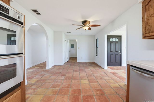 166 LOWER SEGUIN RD, Marion, TX 78124