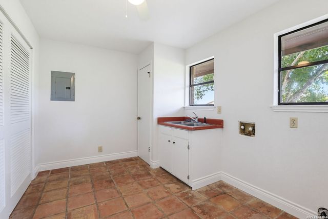 166 LOWER SEGUIN RD, Marion, TX 78124