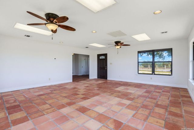 166 LOWER SEGUIN RD, Marion, TX 78124