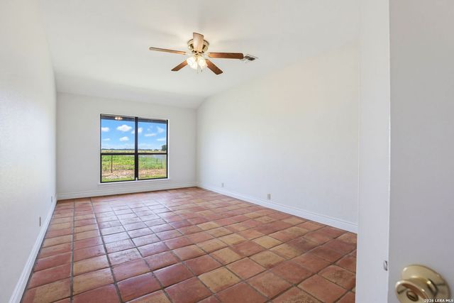 166 LOWER SEGUIN RD, Marion, TX 78124