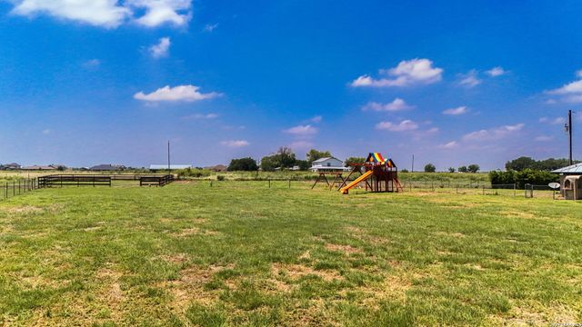 166 LOWER SEGUIN RD, Marion, TX 78124
