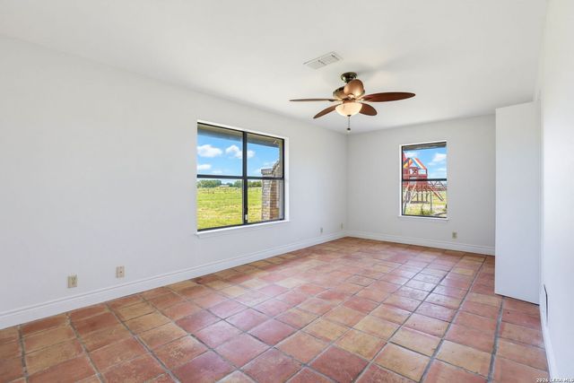 166 LOWER SEGUIN RD, Marion, TX 78124