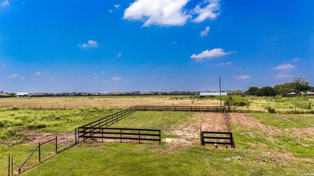 166 LOWER SEGUIN RD, Marion, TX 78124