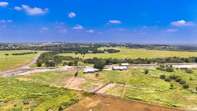 166 LOWER SEGUIN RD, Marion, TX 78124