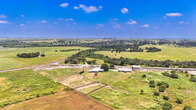 166 LOWER SEGUIN RD, Marion, TX 78124