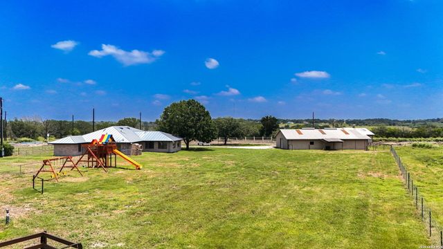 166 LOWER SEGUIN RD, Marion, TX 78124