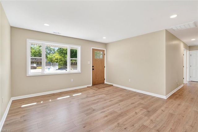 11 Farrington PL, Hampton, VA 23663