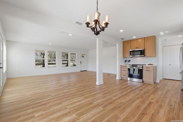 1333 Comanche Path, Bandera, TX 78003