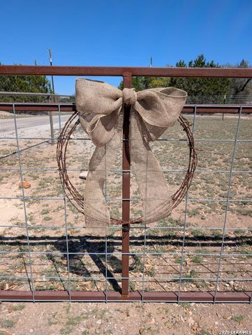 1333 Comanche Path, Bandera, TX 78003