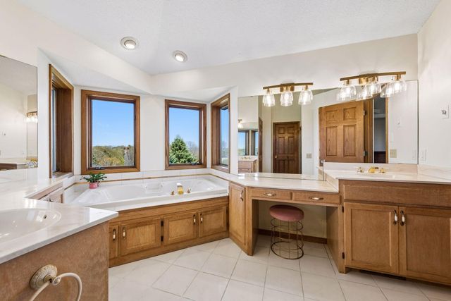 3861 Lone Cedar Lane, Chanhassen, MN 55318