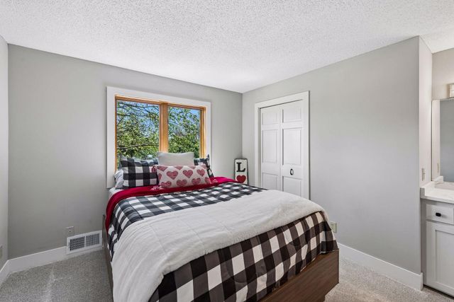3861 Lone Cedar Lane, Chanhassen, MN 55318
