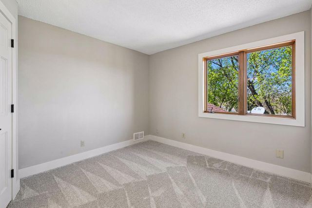 3861 Lone Cedar Lane, Chanhassen, MN 55318