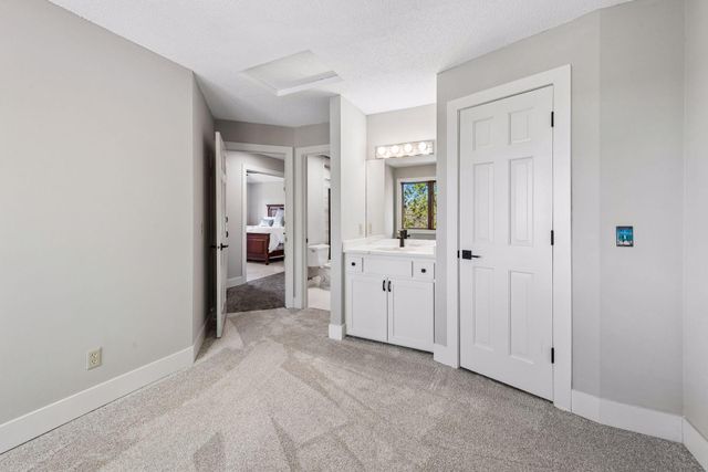 3861 Lone Cedar Lane, Chanhassen, MN 55318