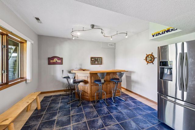 3861 Lone Cedar Lane, Chanhassen, MN 55318