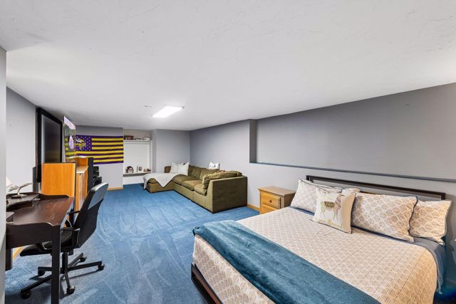 3861 Lone Cedar Lane, Chanhassen, MN 55318