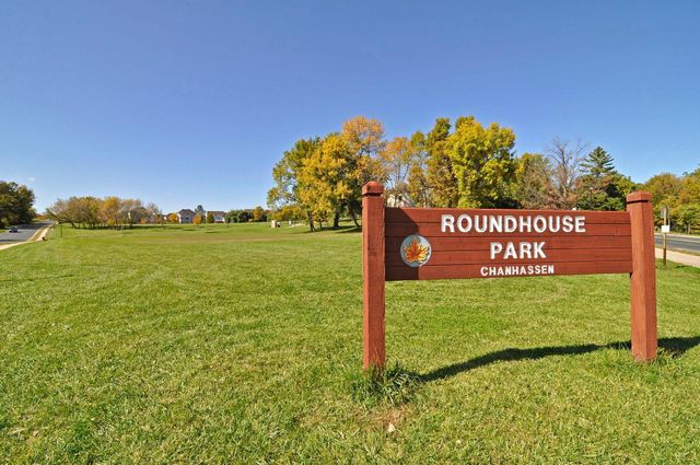 3861 Lone Cedar Lane, Chanhassen, MN 55318