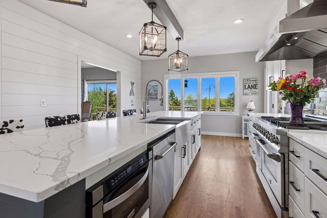3861 Lone Cedar Lane, Chanhassen, MN 55318