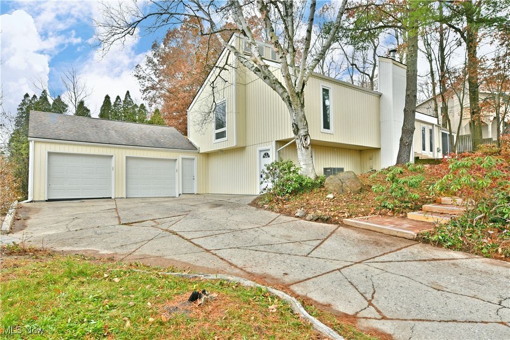 6152 Southern Hills Court, Canfield, OH 44406