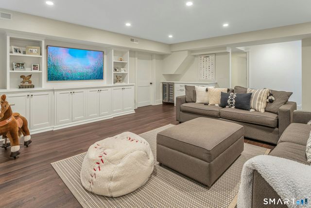 44 Maple Street, Darien, CT 06820