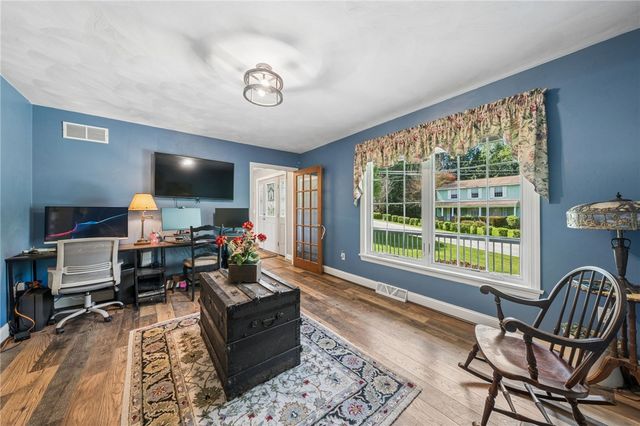 670 Meadowbrook Rd, Penn Twp, PA 15085
