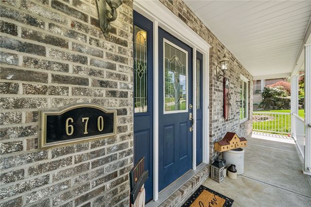 670 Meadowbrook Rd, Penn Twp, PA 15085
