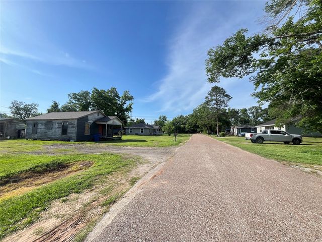112 Carver Street, West Columbia, TX 77486