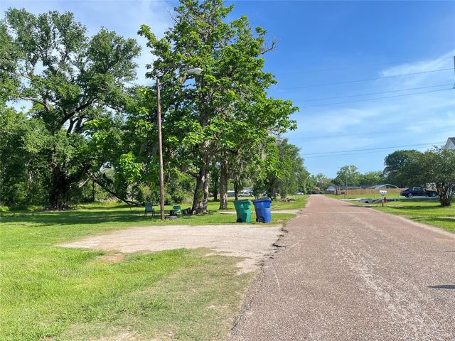 112 Carver Street, West Columbia, TX 77486