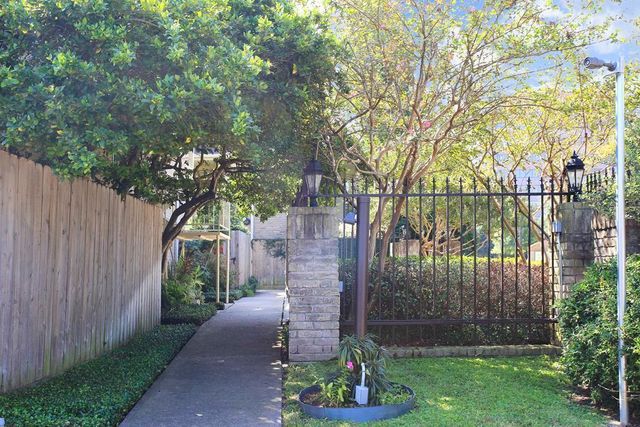 1881 Bering Drive 12, Houston, TX 77057