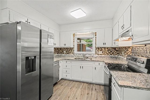 203 Cheltenham Drive, Winston-salem, NC 27103