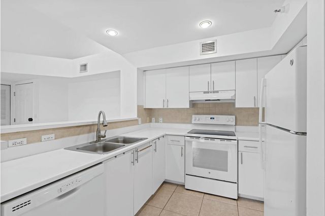 135 Yacht Club Way 305, Hypoluxo, FL 33462