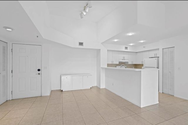 135 Yacht Club Way 305, Hypoluxo, FL 33462