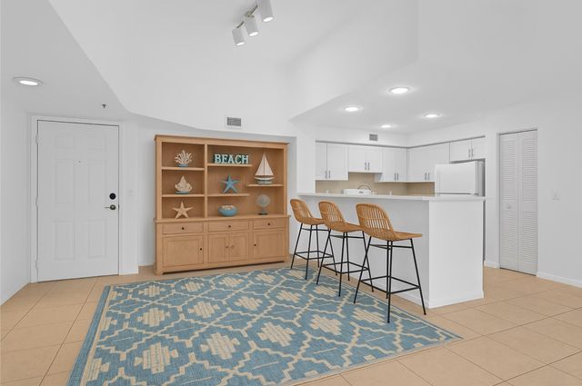 135 Yacht Club Way 305, Hypoluxo, FL 33462