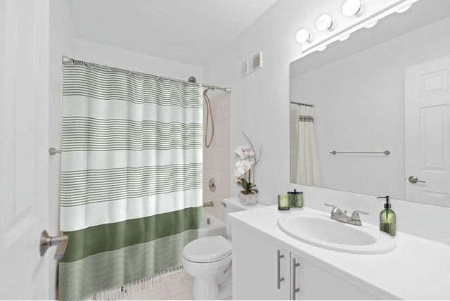 135 Yacht Club Way 305, Hypoluxo, FL 33462