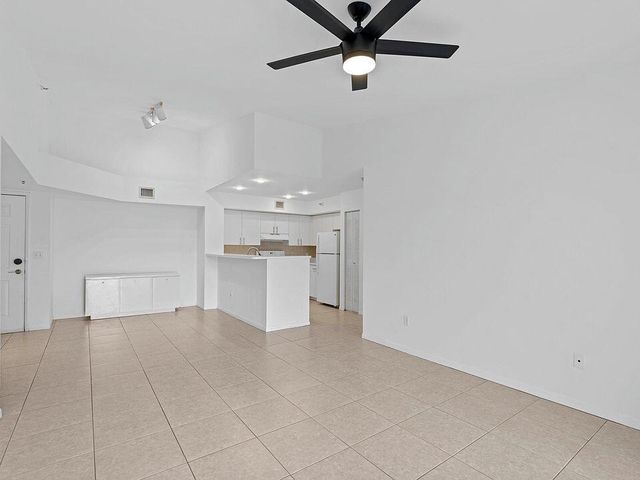 135 Yacht Club Way 305, Hypoluxo, FL 33462