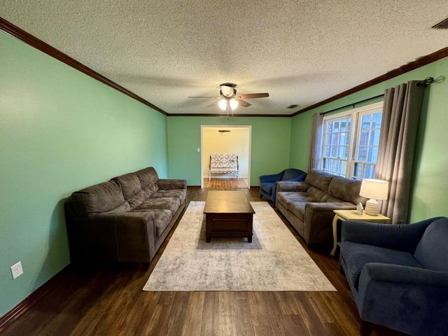 104 Mandalay Dr., Hattiesburg, MS 39402