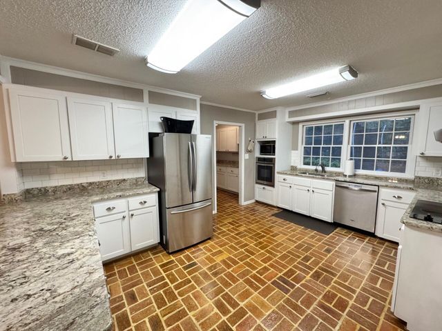 104 Mandalay Dr., Hattiesburg, MS 39402