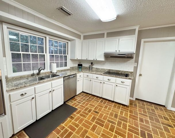 104 Mandalay Dr., Hattiesburg, MS 39402