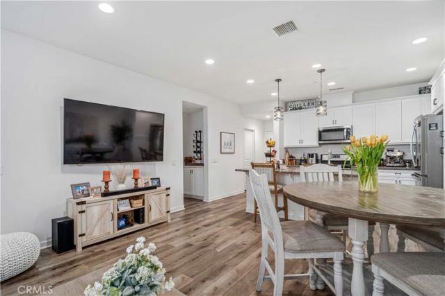 28744 Jardineras, Valencia, CA 91354