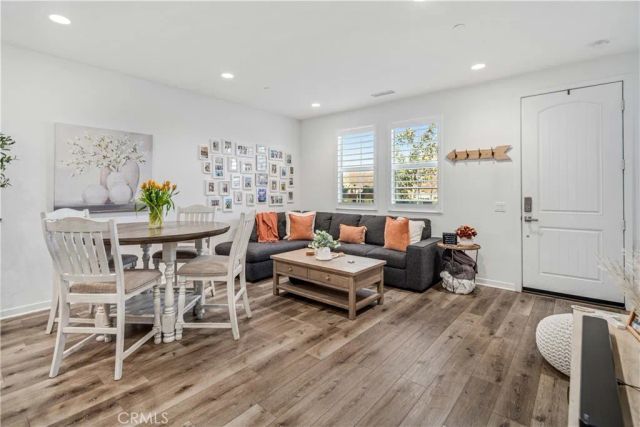 28744 Jardineras, Valencia, CA 91354