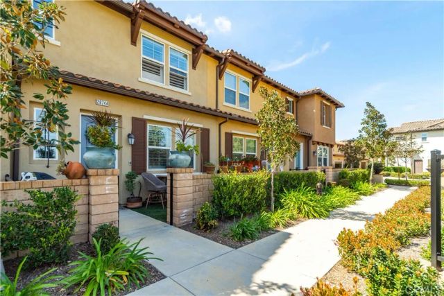 28744 Jardineras, Valencia, CA 91354