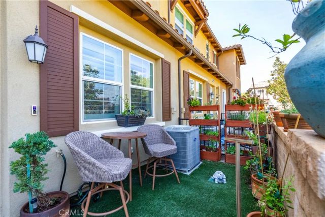 28744 Jardineras, Valencia, CA 91354