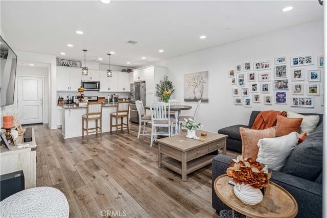 28744 Jardineras, Valencia, CA 91354