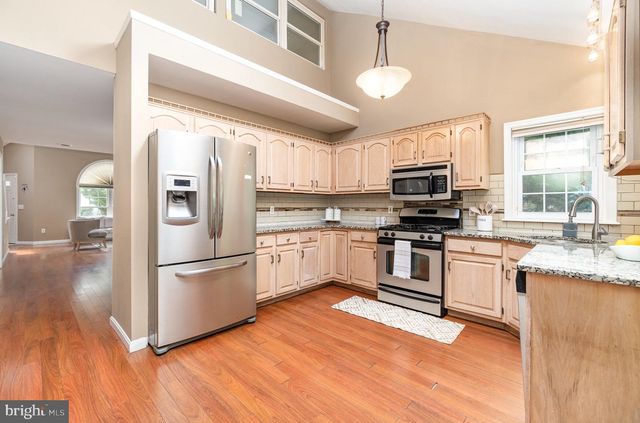 6076 REGENT DR, Harrisburg, PA 17112
