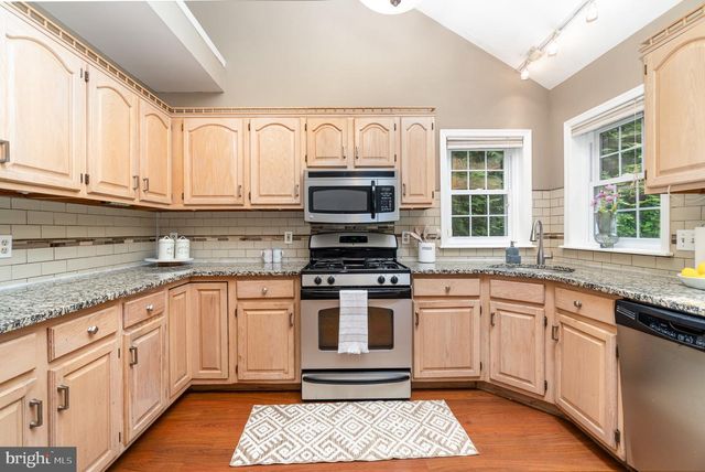 6076 REGENT DR, Harrisburg, PA 17112