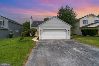 6076 REGENT DR, Harrisburg, PA 17112