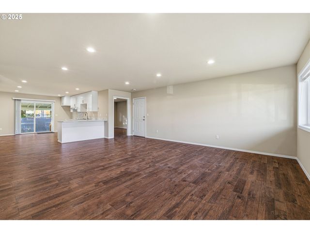 2211 Se 182ND Ave, Portland, OR 97233