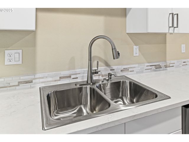 2211 Se 182ND Ave, Portland, OR 97233