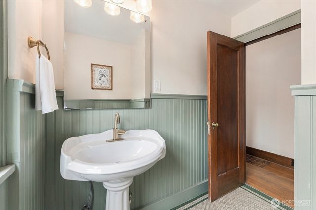 15 Orchard Road, Tacoma, WA 98406