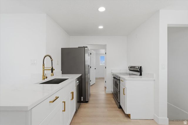 941 E CARNATION DR, Sandy, UT 84094